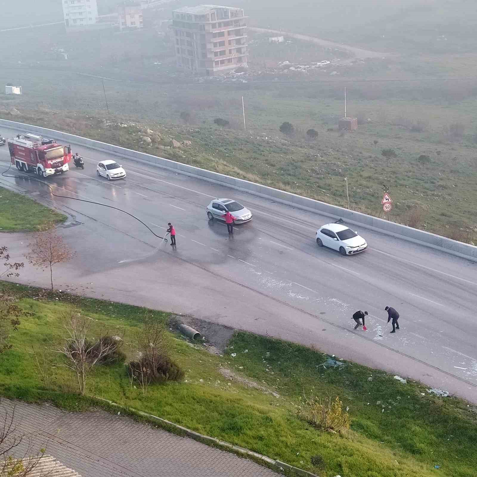Cam paleti yüklü kamyonetten düşen cam parçaları trafiği durdurdu