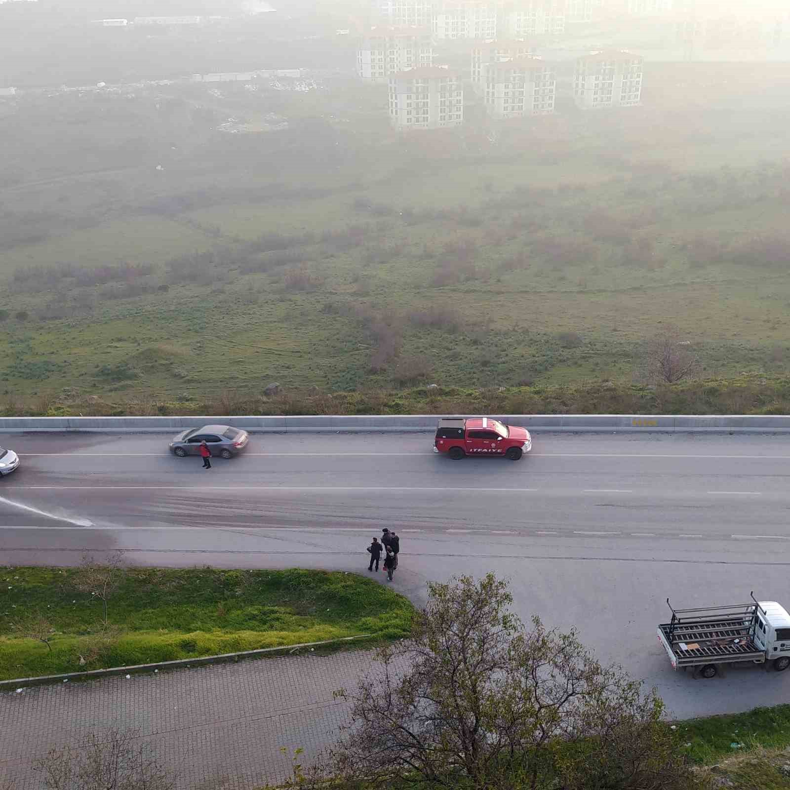 Cam paleti y&uuml;kl&uuml; kamyonetten d&uuml;şen cam par&ccedil;aları trafiği durdurdu

