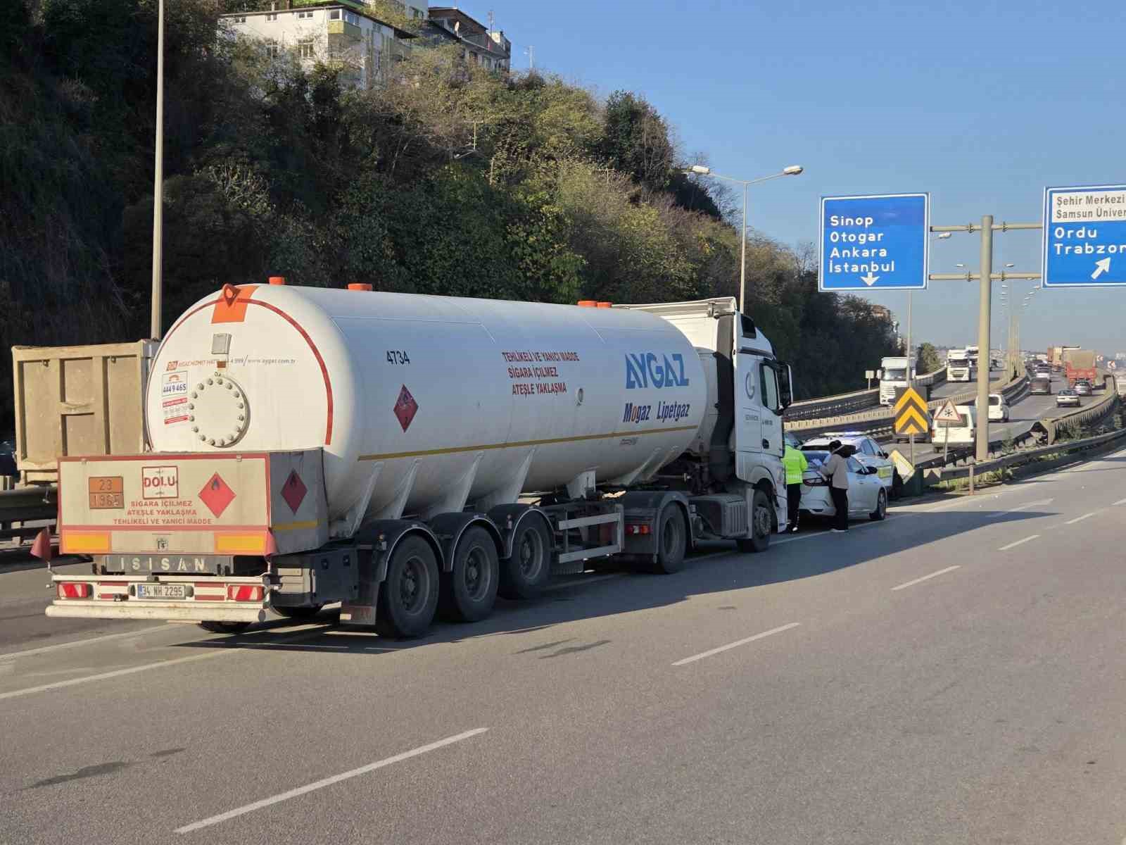 LPG yüklü tanker otomobile çarptı, facianın eşiğinden dönüldü