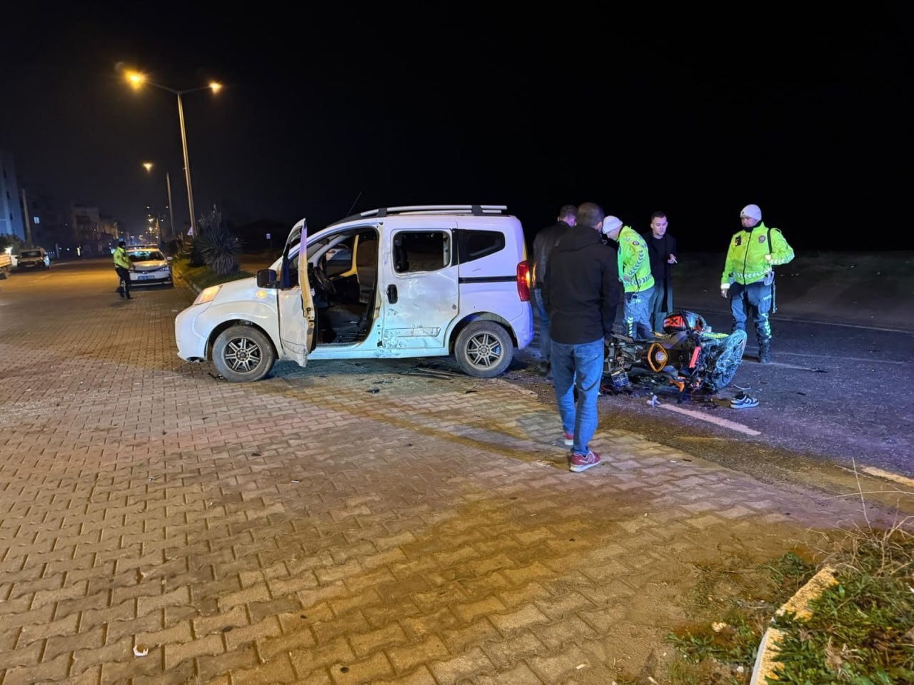 Hafif ticari ara&ccedil;la &ccedil;arpışan motosikletin s&uuml;r&uuml;c&uuml;s&uuml; ağır yaralandı
