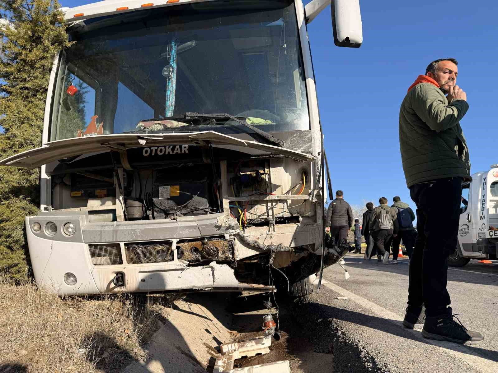 Otomobil ile midib&uuml;s &ccedil;arpıştı: 10 yaralı
