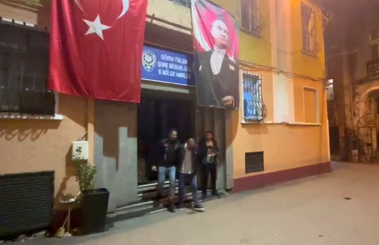 İstiklal Caddesi’nde merdivendeki telefonu çalan şüpheli yakalandı