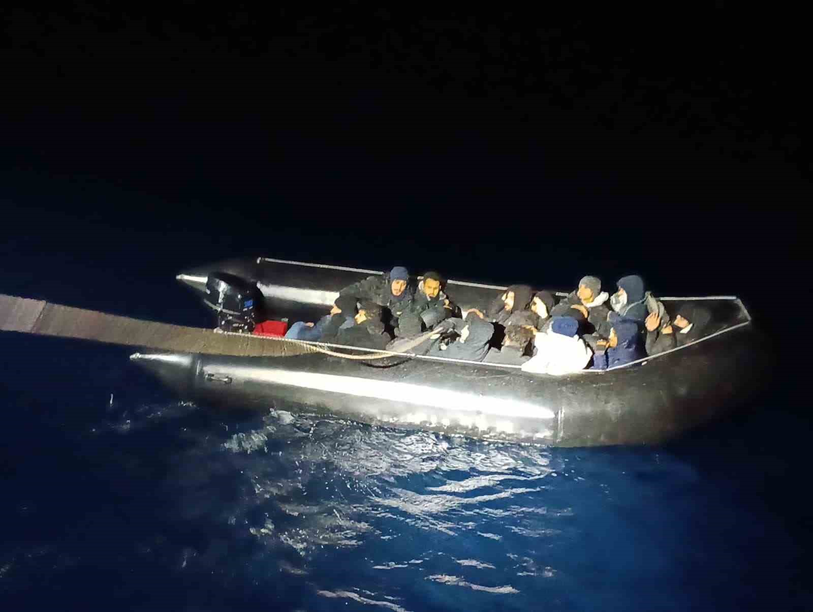 İzmir’de 24 saatte 99 göçmen, 3 kaçakçı yakalandı