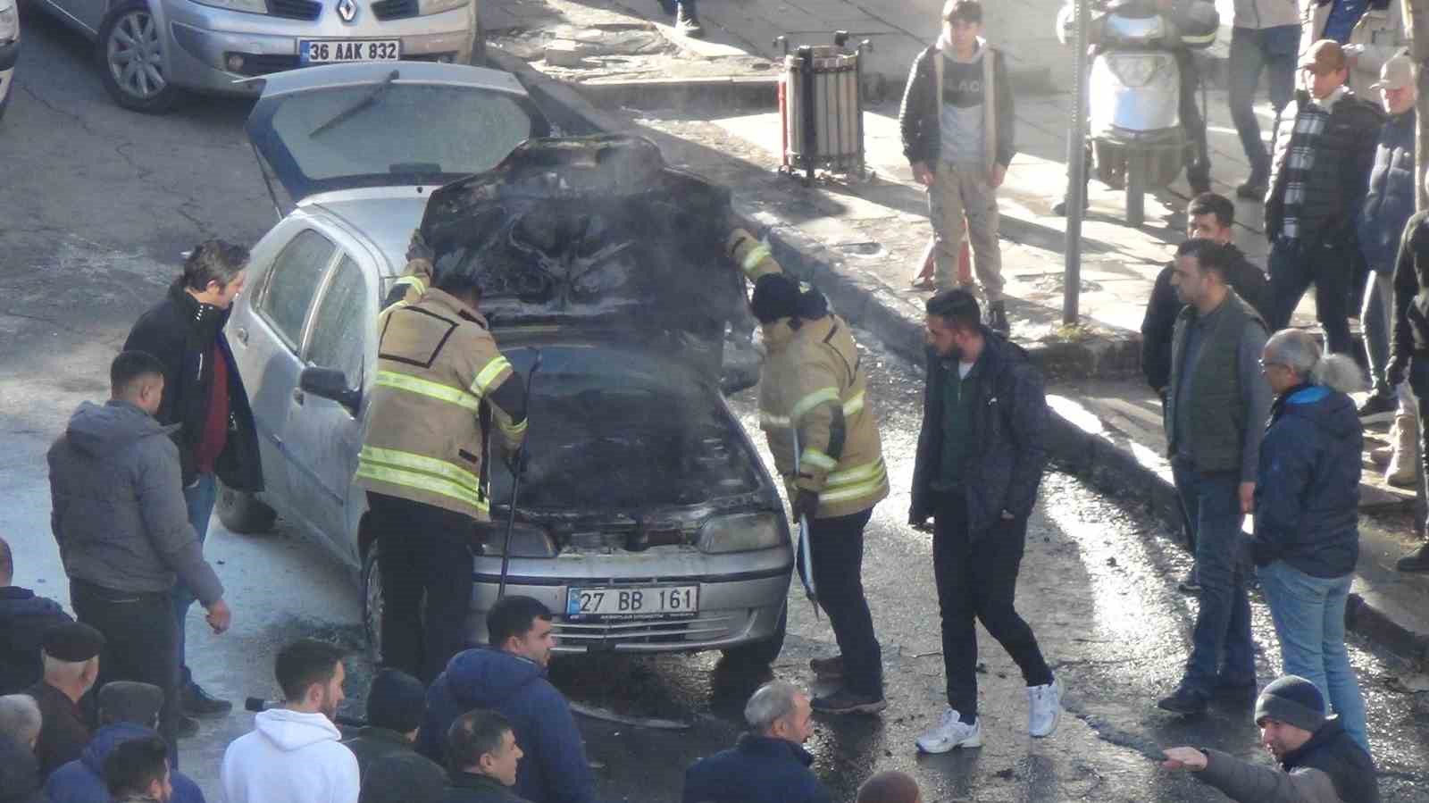 Kars’ta park halindeki otomobil alevlere teslim oldu