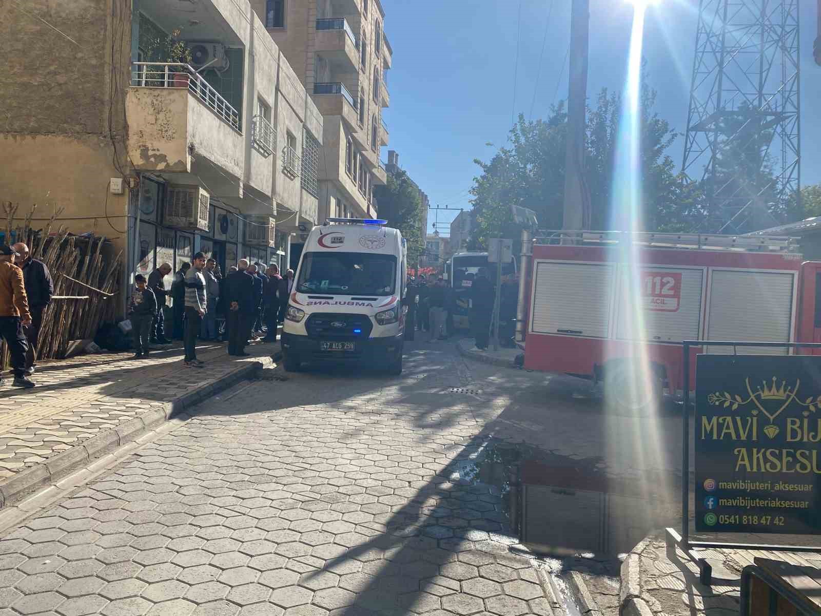 Mardin&rsquo;de kıraathanede tavan &ccedil;&ouml;kt&uuml;: 2 yaralı
