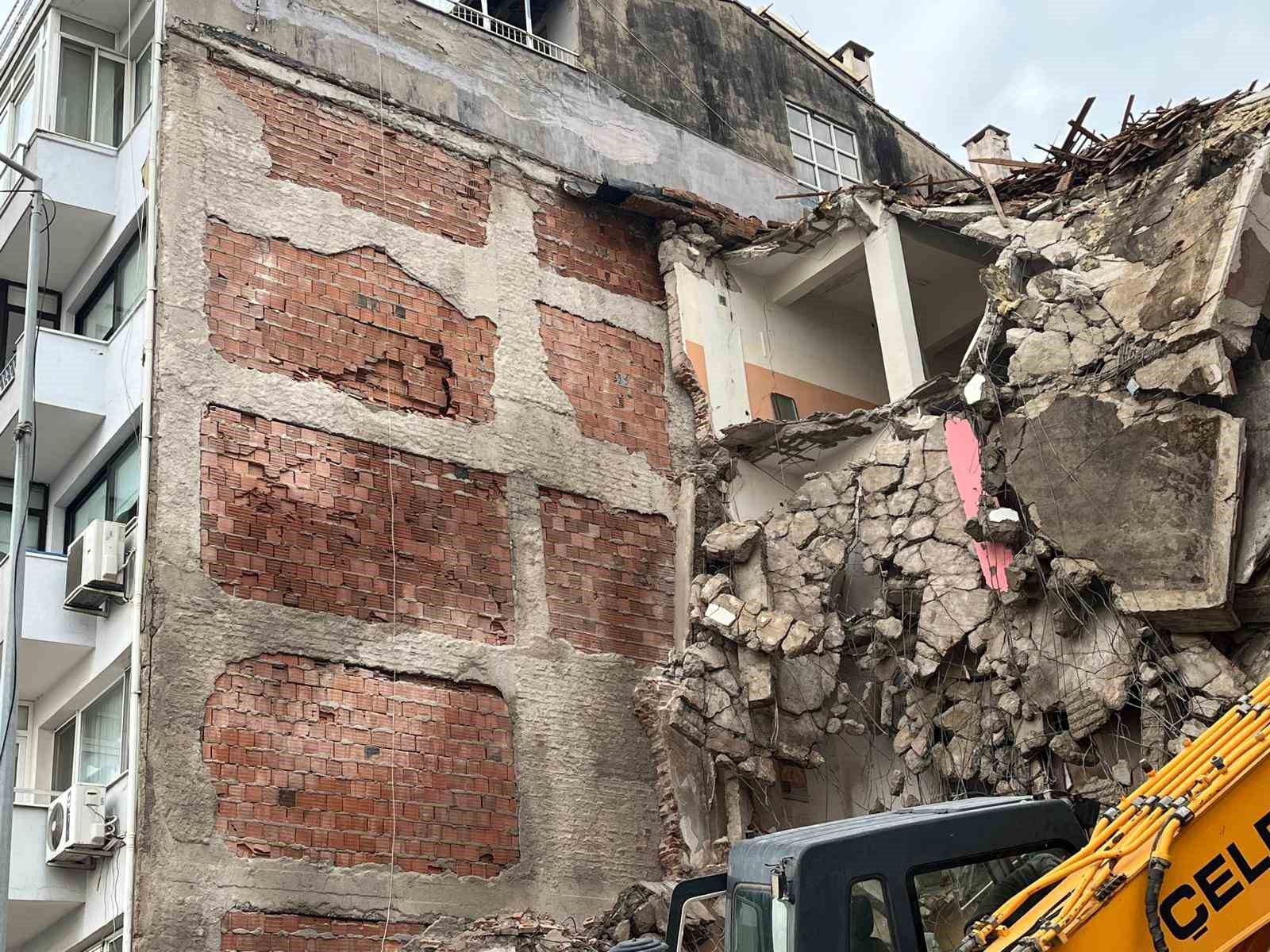 Bal&ccedil;ova&rsquo;da kentsel d&ouml;n&uuml;ş&uuml;m yıkımı: Komşu binada hasar oluştu
