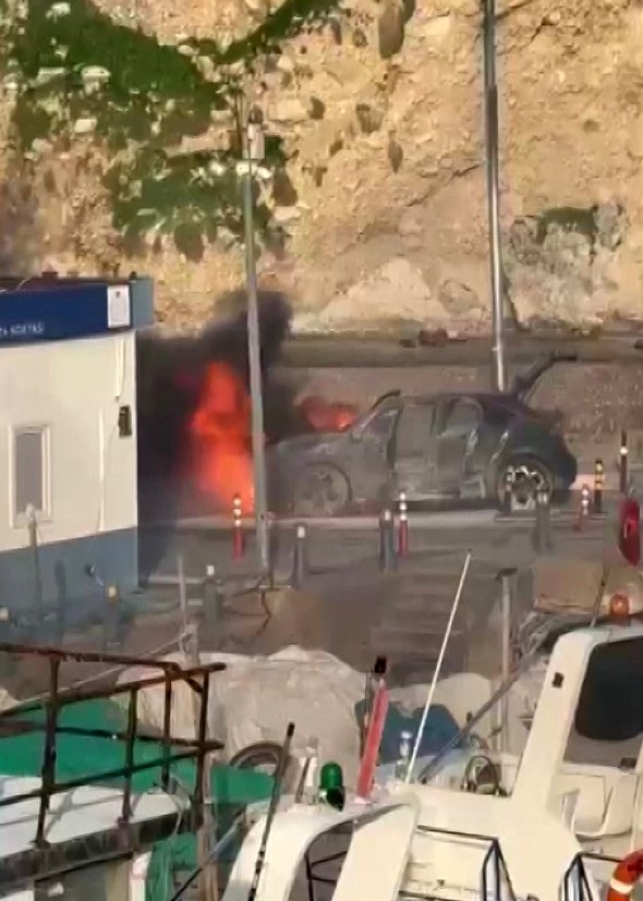 Şile Limanı’nda bir araç alevlere teslim oldu