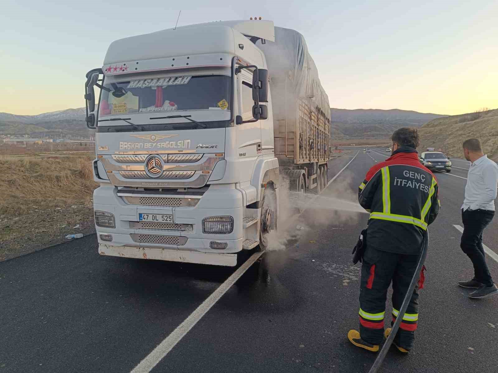 Bing&ouml;l&rsquo;de seyir halindeki tırda yangın paniği: Facia son anda &ouml;nlendi
