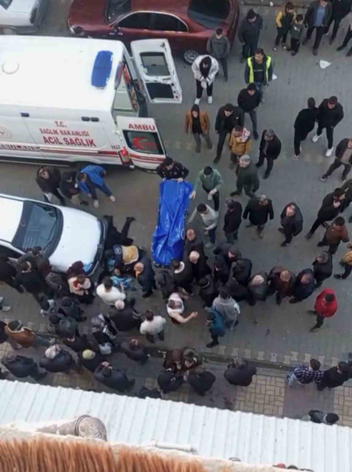 Yol ortasında eşini bı&ccedil;aklayarak &ouml;ld&uuml;rd&uuml;
