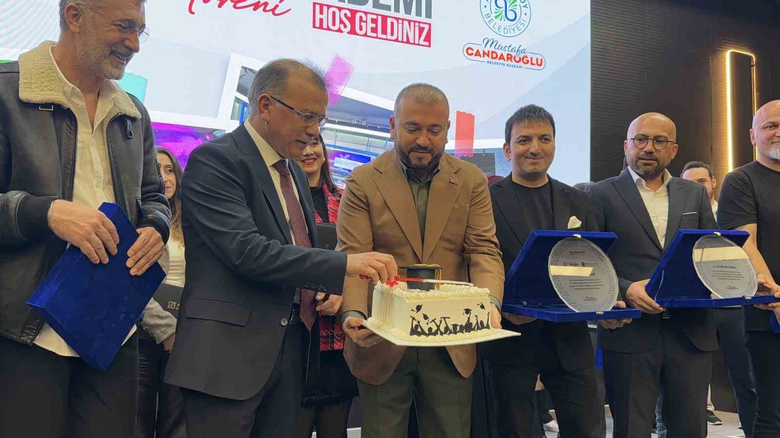 Arnavutk&ouml;y Belediyesi Yeni Medya Akademisi ilk mezunlarını verdi
