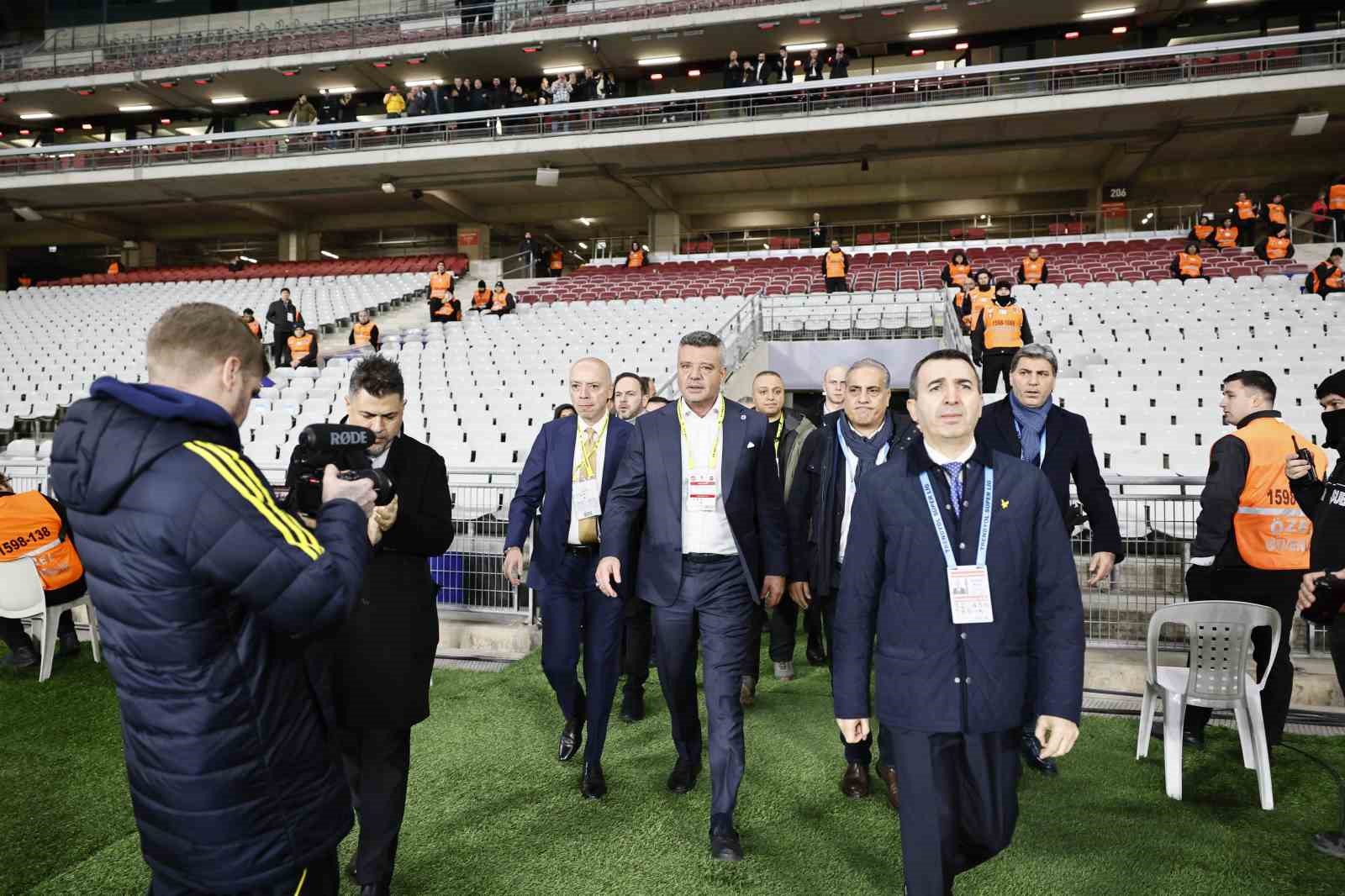 Sadettin Saran, galibiyet coşkusunu taraftarlarla yaşadı
