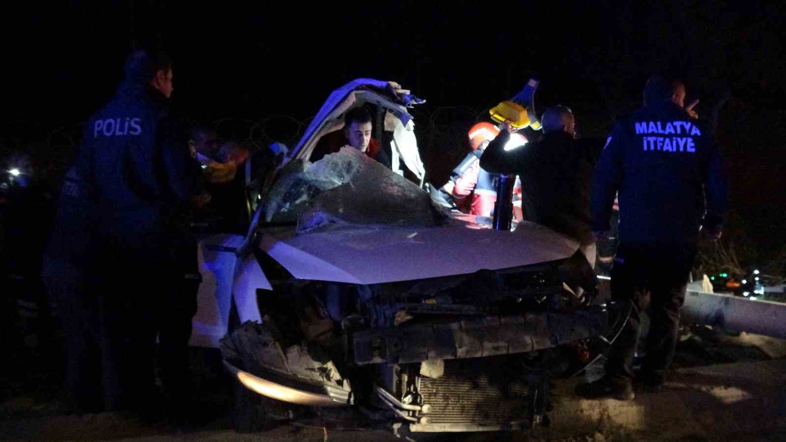 Malatya’da trambüs direğine çarpan araç kağıt gibi dağıldı: 1’i ağır 2 yaralı