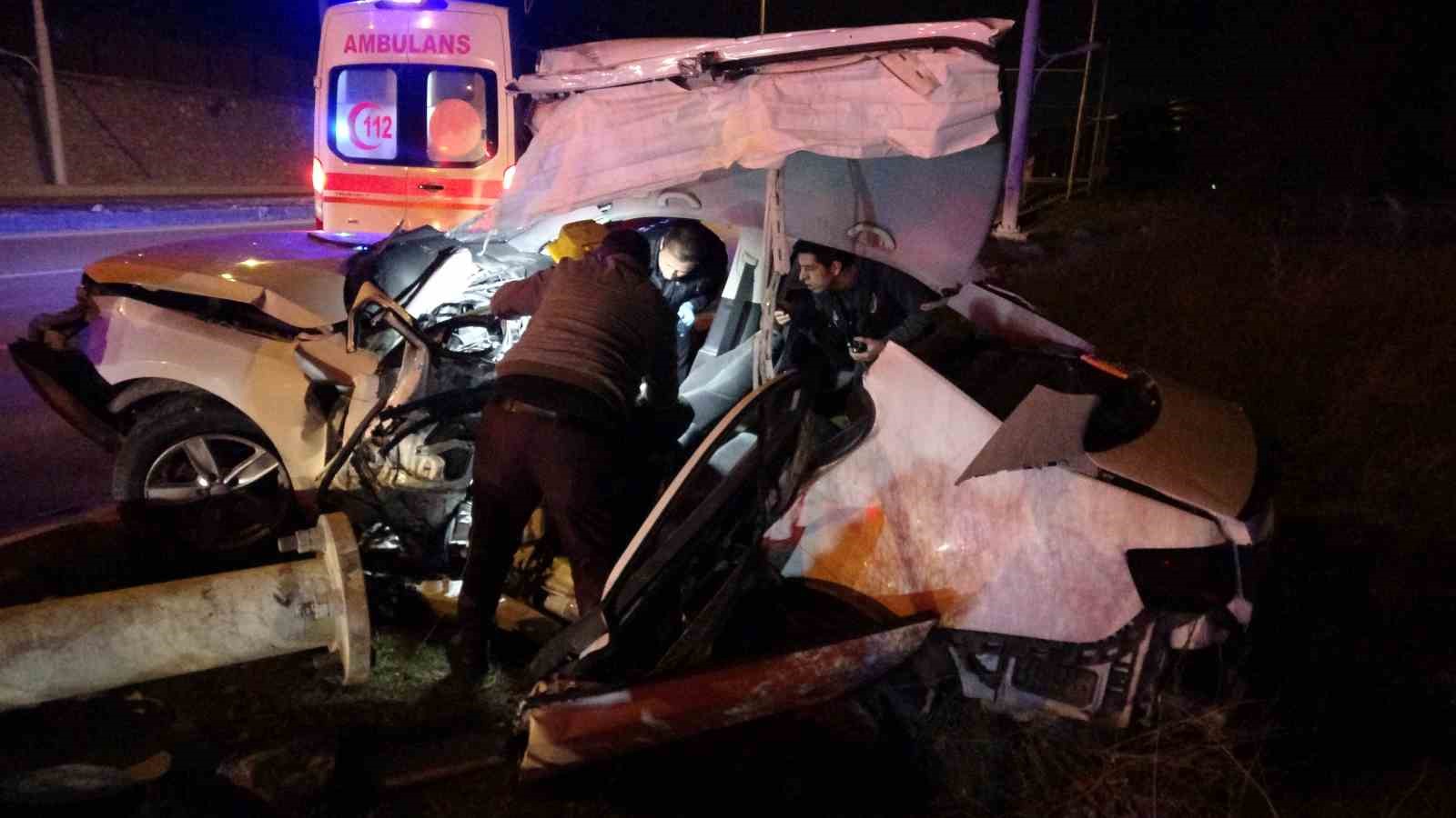 Malatya&rsquo;da tramb&uuml;s direğine &ccedil;arpan ara&ccedil; kağıt gibi dağıldı: 1&rsquo;i ağır 2 yaralı
