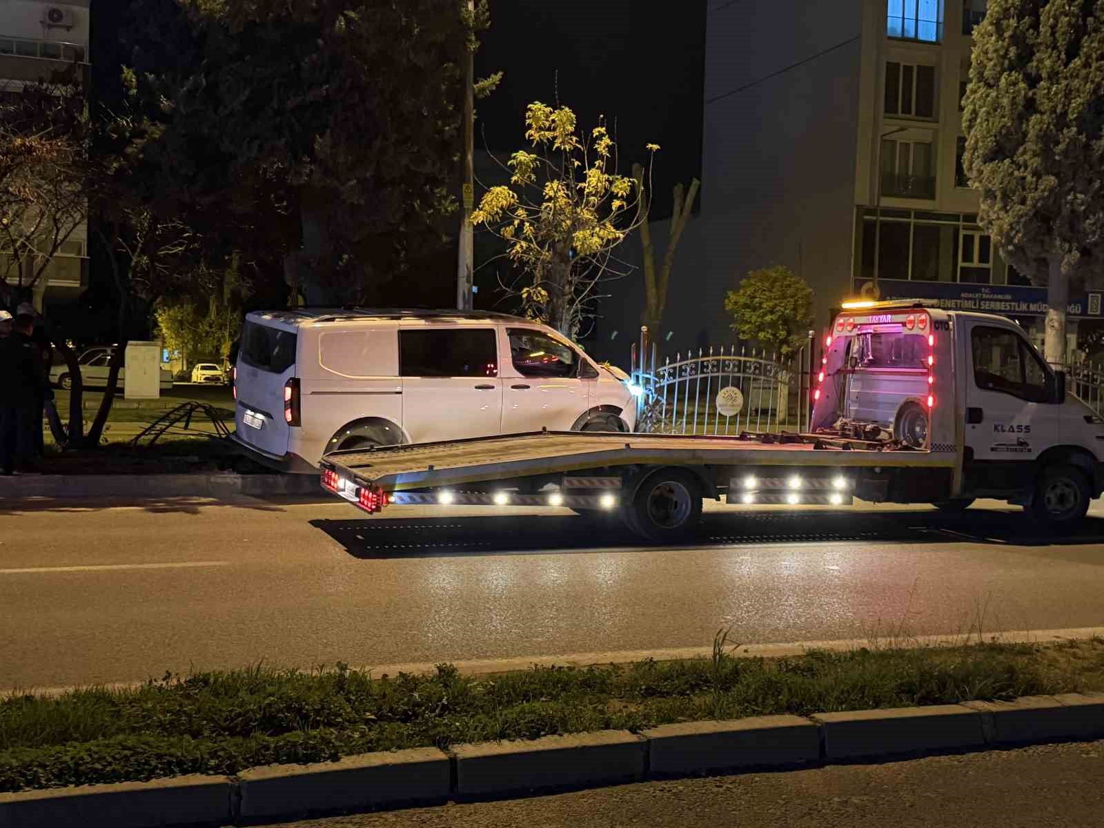 Kontrolden &ccedil;ıkan minib&uuml;s, ref&uuml;jdeki ağaca &ccedil;arparak durabildi
