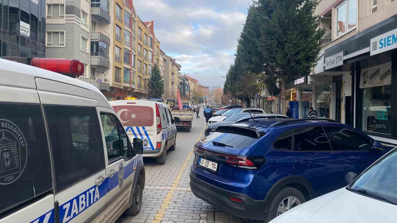 Tavşanlı&rsquo;da yaya yolunu işgal eden duba ve reklam panoları toplanıyor
