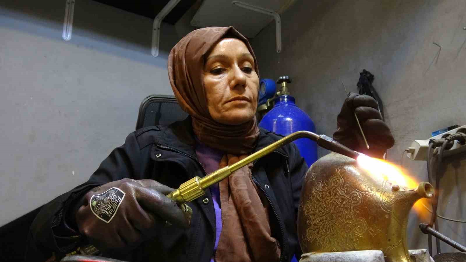 Eşinden &ouml;ğrendi, d&ouml;k&uuml;m&uuml; sanat eserine d&ouml;n&uuml;şt&uuml;r&uuml;yor
