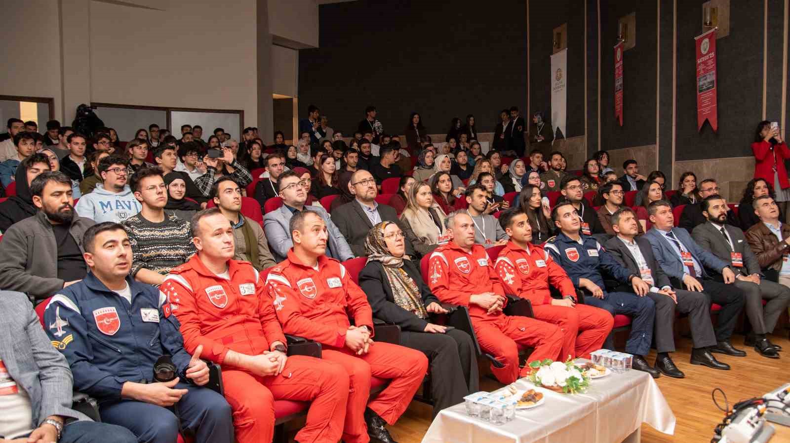 T&uuml;rk Yıldızları, Sel&ccedil;uk &Uuml;niversitesinde
