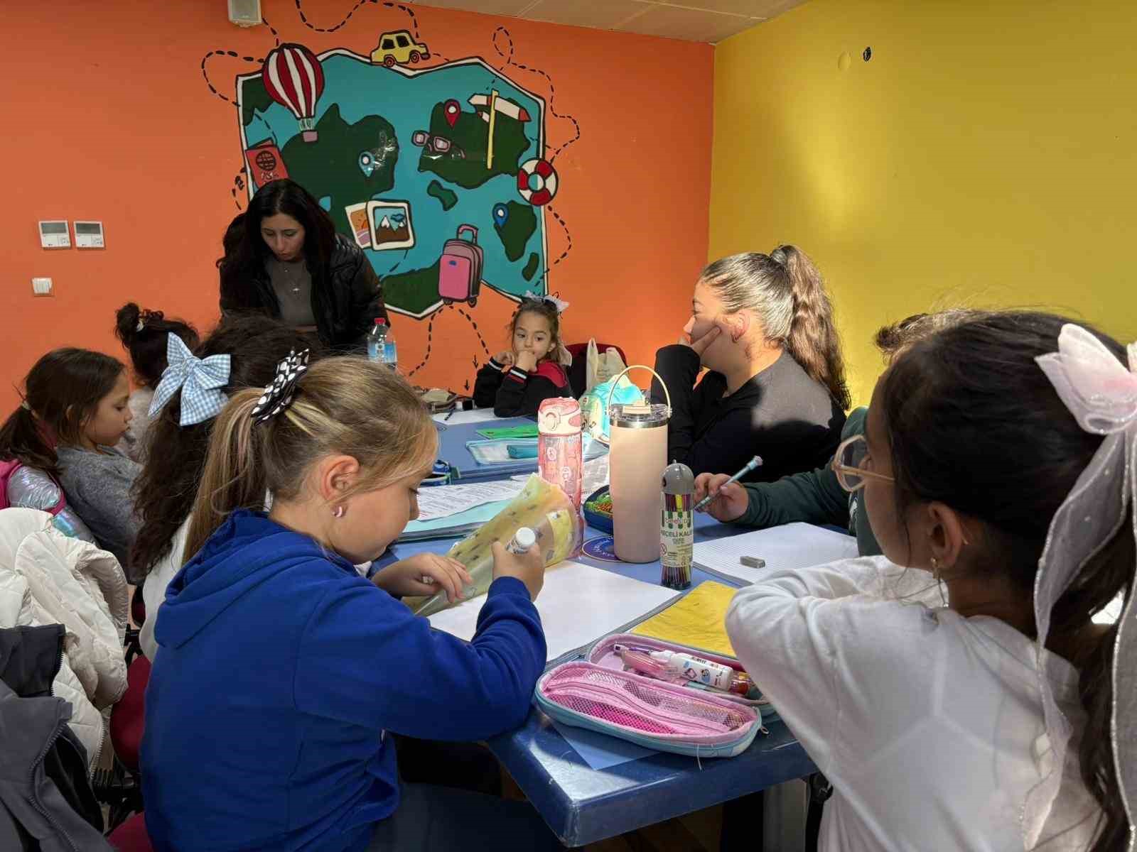 Menteşe&rsquo;de &ccedil;ocuklar İngilizceyi eğlenerek &ouml;ğreniyor
