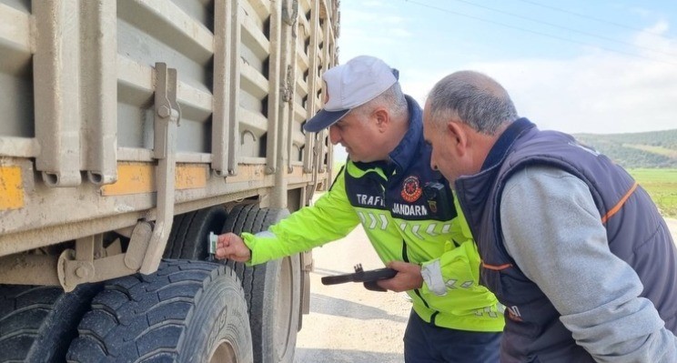 Jandarmadan ticari ara&ccedil;lara kış lastiği denetimi
