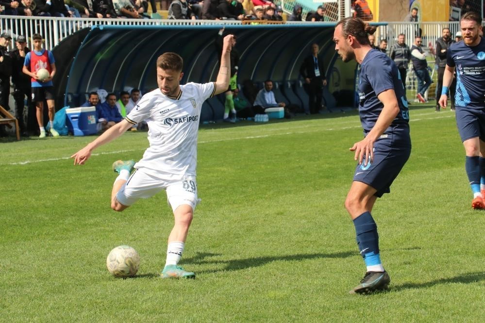 Silahlı saldırıya uğrayan futbolcu hayatını kaybetti