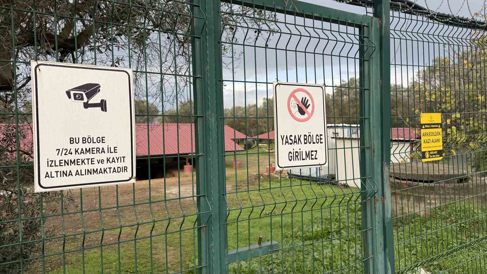 "&Ccedil;oban İsa" fig&uuml;r&uuml;n&uuml;n keşfedildiği lahit tarlası gece g&uuml;nd&uuml;z korunuyor
