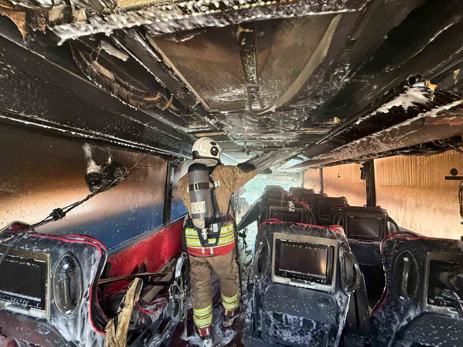 Park halindeki yolcu otobüsü alevlere teslim oldu