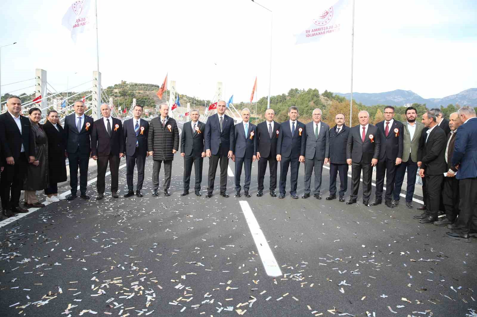 Bakan Ersoy: "Asdendos, Phaselis, Olympos ve &ouml;zellikle Side antik kentlerinde y&uuml;r&uuml;tt&uuml;ğ&uuml;m&uuml;z &ccedil;alışmalarla t&uuml;m d&uuml;nyanın gıpta ile baktığı bir noktaya geldik"
