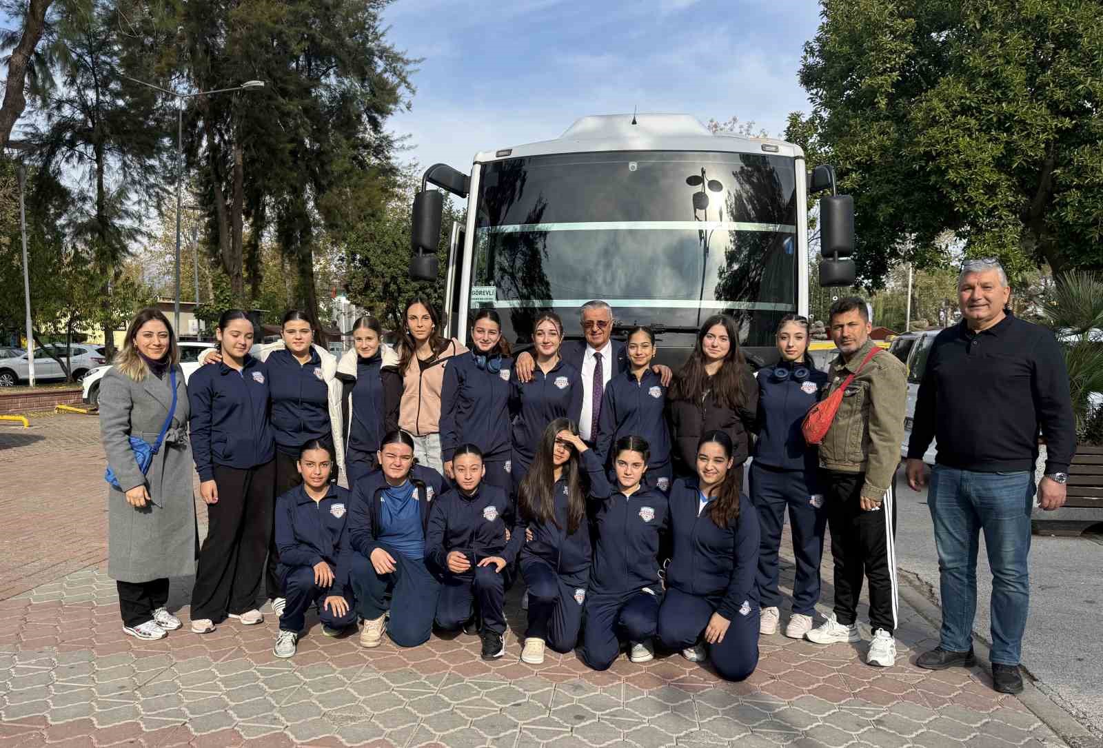 Başkan Topaloğlu’ndan voleybolculara moral desteği