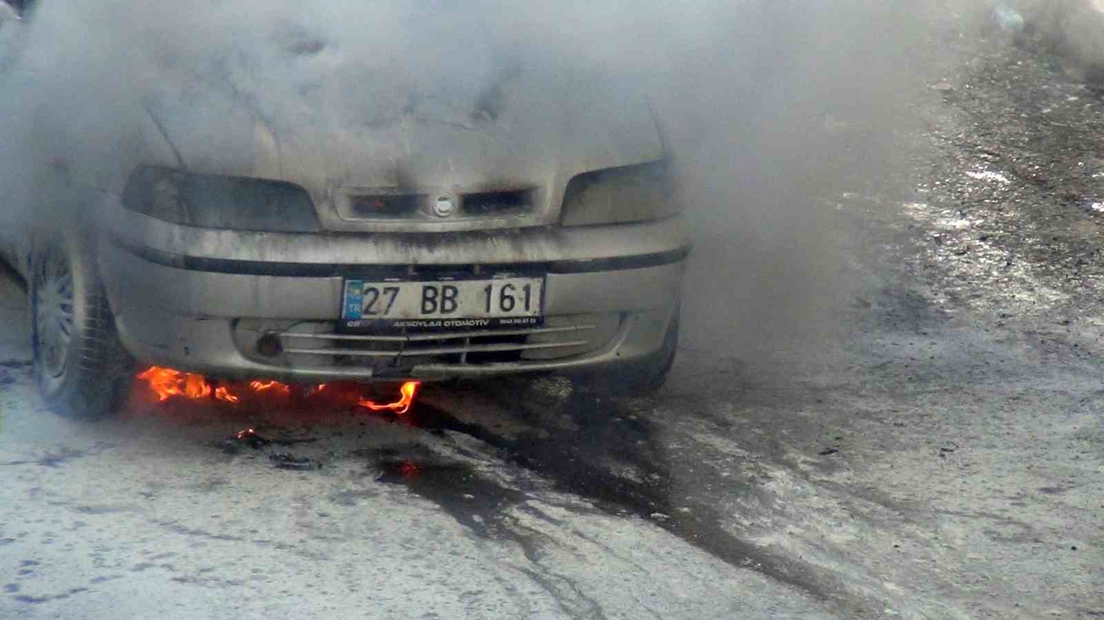 Kars’ta park halindeki otomobil alevlere teslim oldu