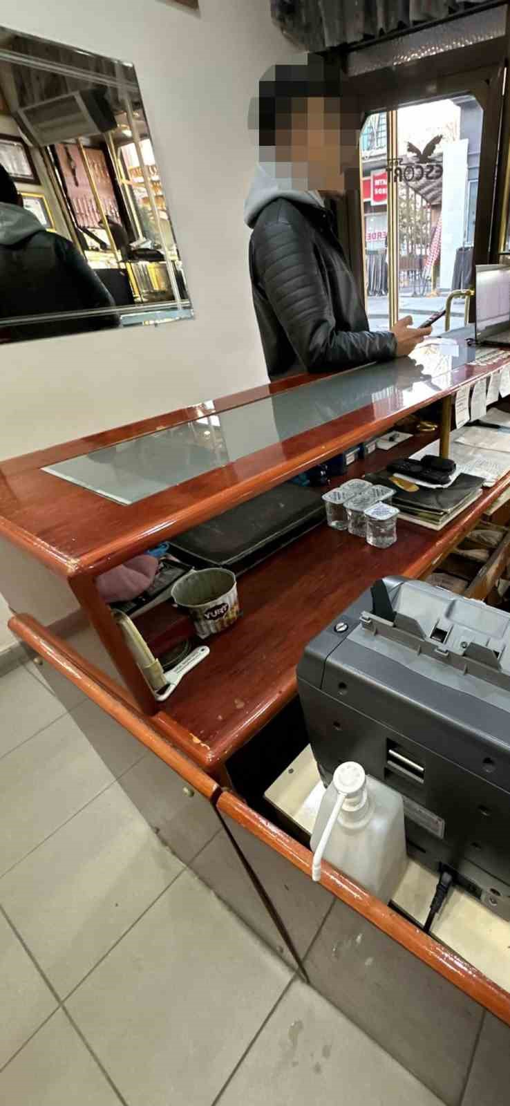 Kırşehir&rsquo;de sahte altın oyununu kuyumcunun dikkati bozdu
