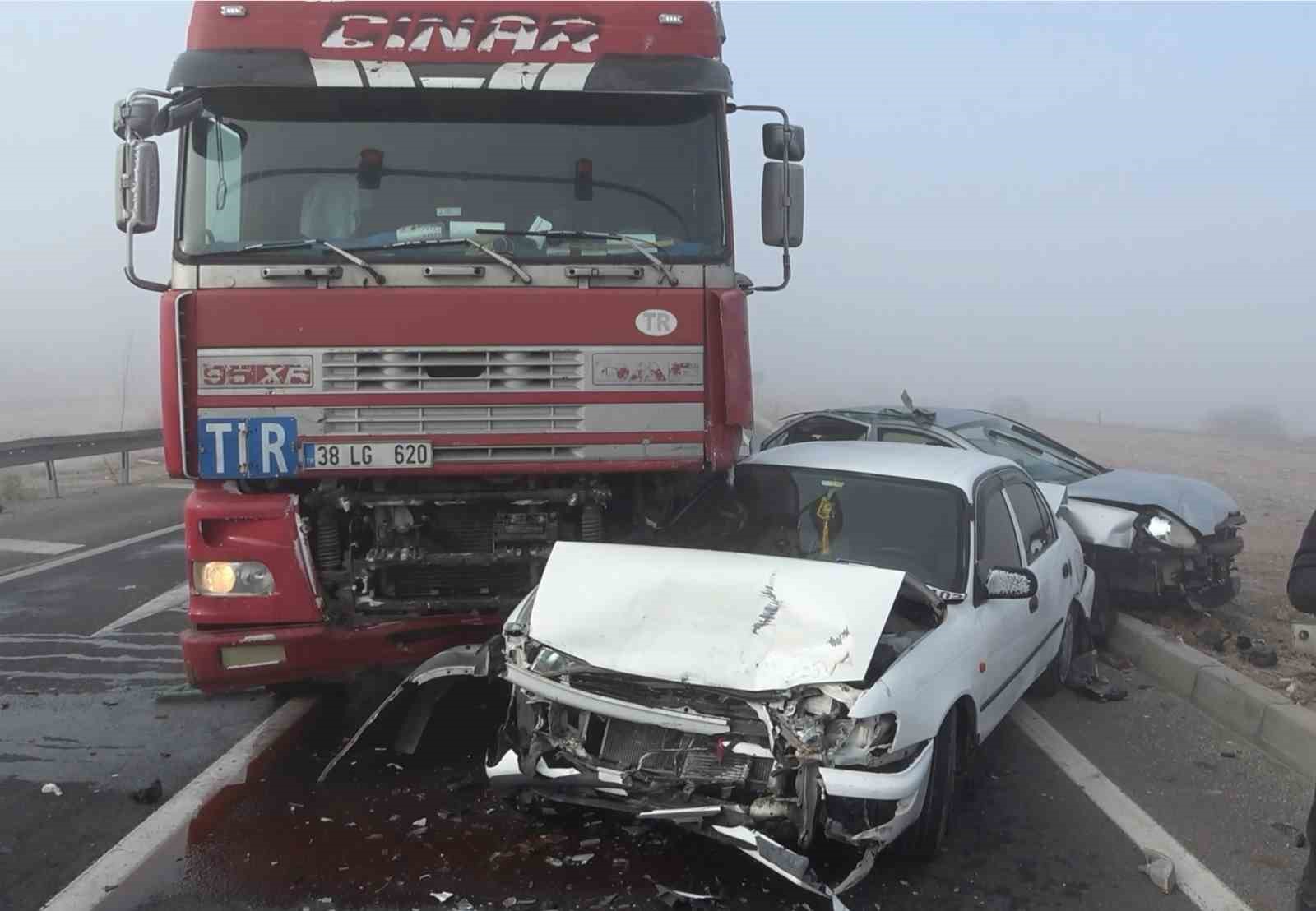 Aksaray’da 5 araçlı zincirleme ’sis’ kazası: 1 yaralı