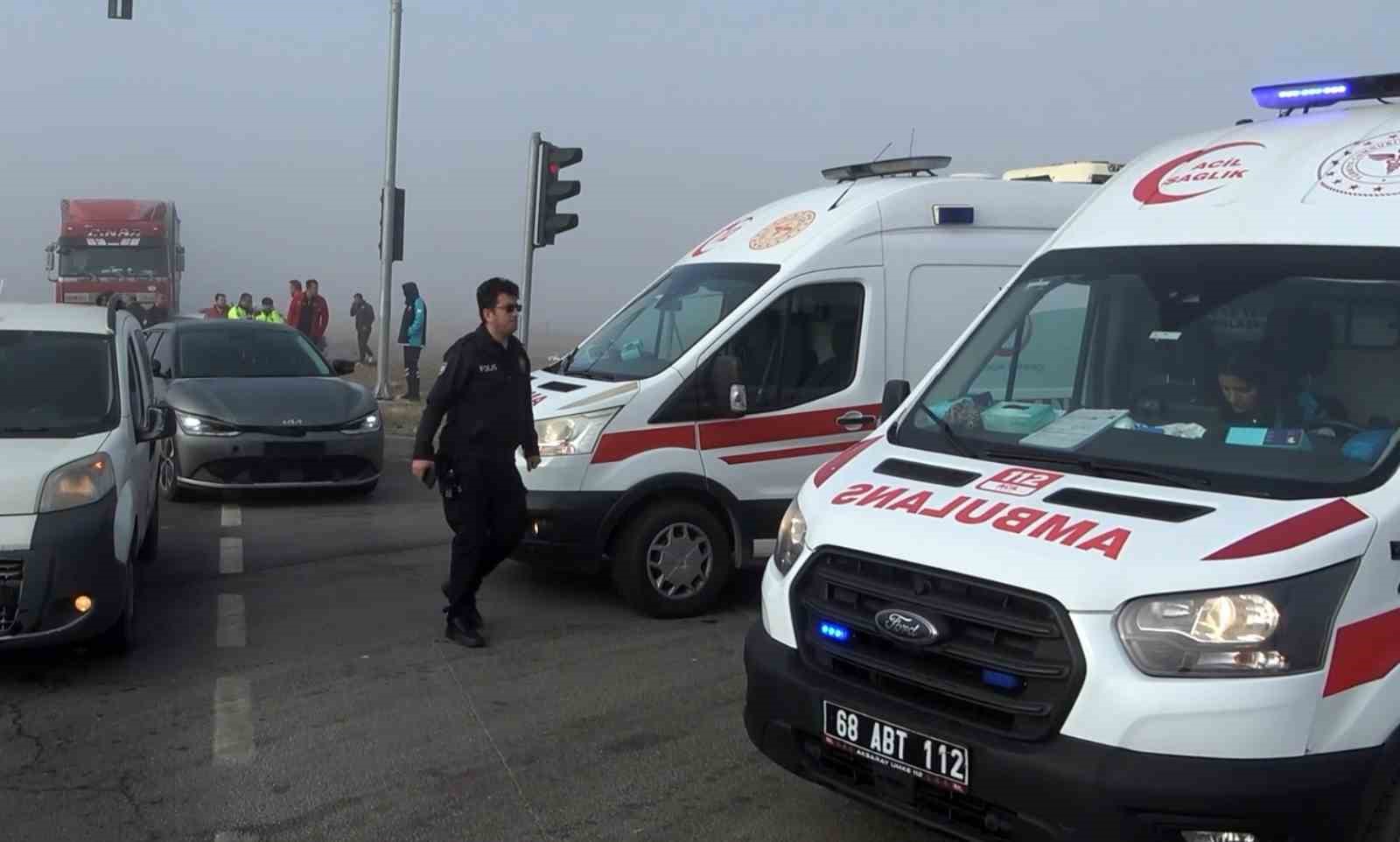 Aksaray’da 5 araçlı zincirleme ’sis’ kazası: 1 yaralı