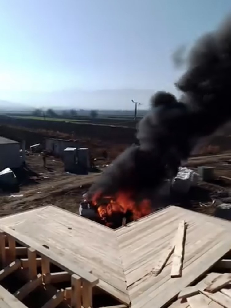 Elazığ’da park halindeki araç alev alev yandı
