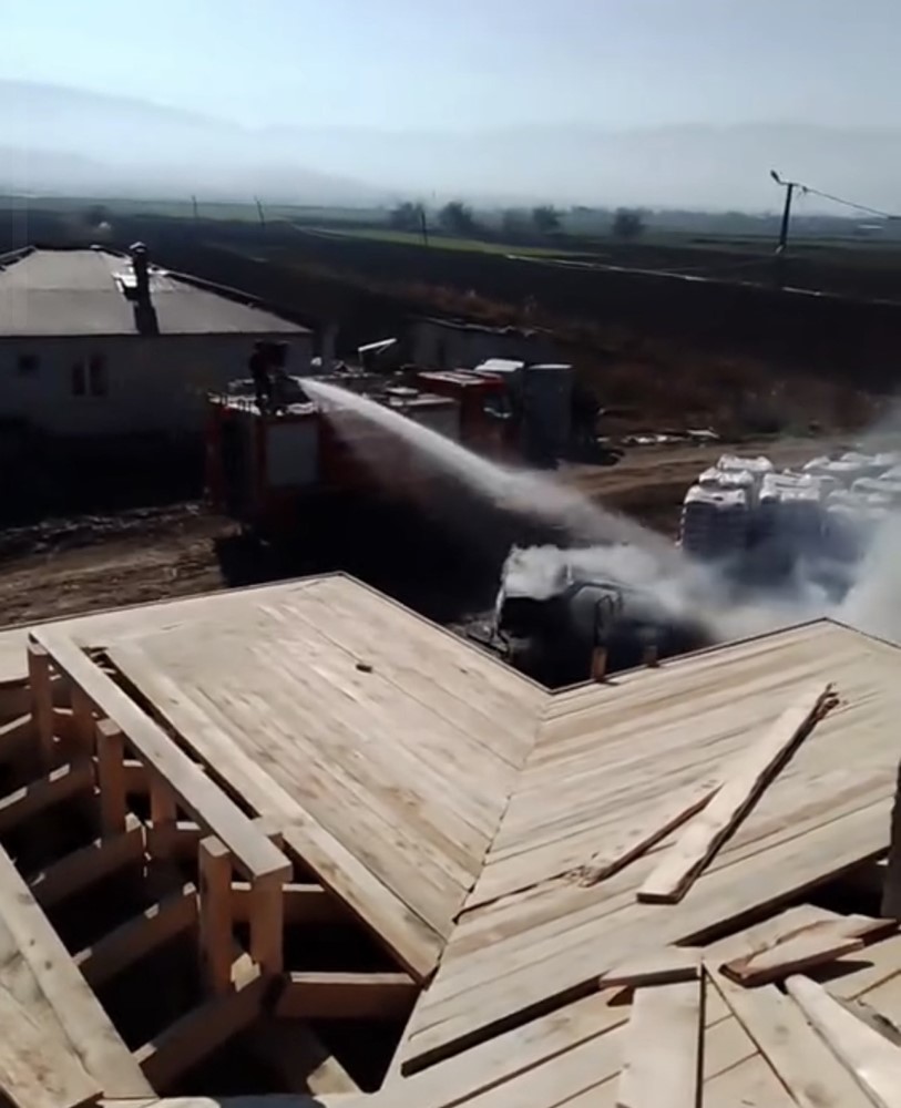 Elazığ’da park halindeki araç alev alev yandı