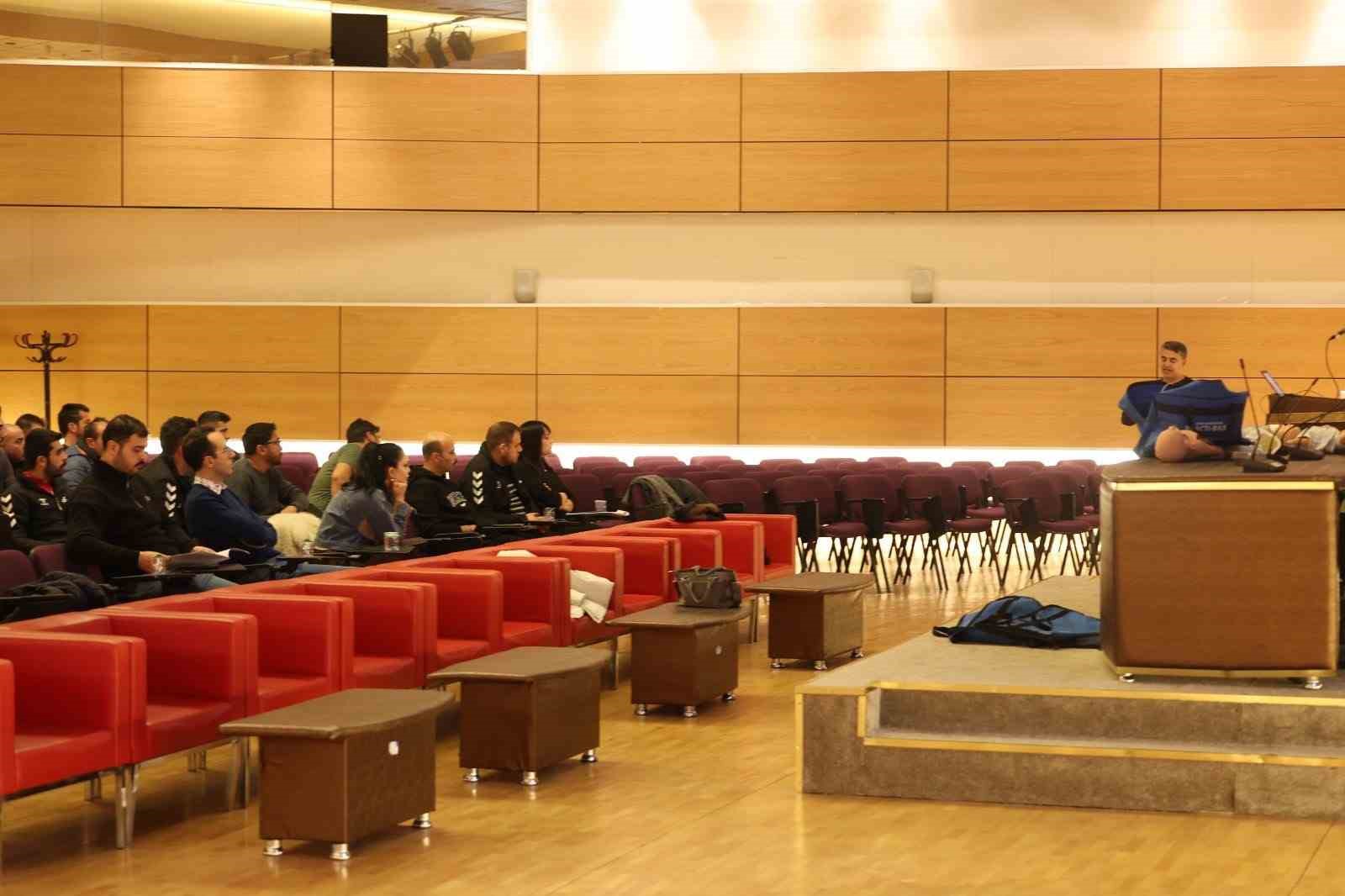 Spor A.Ş. personeline g&uuml;venli spor tesisleri i&ccedil;in ilk yardım eğitimi
