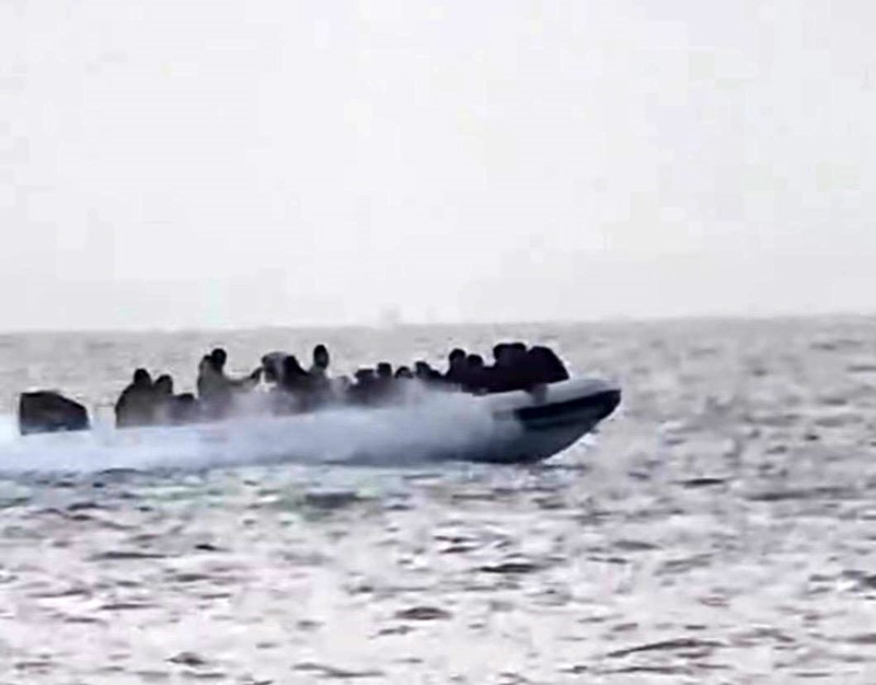 Çeşme açıklarında mülteci hareketliliği: Sahil Güvenlik mülteci botunu takip etti