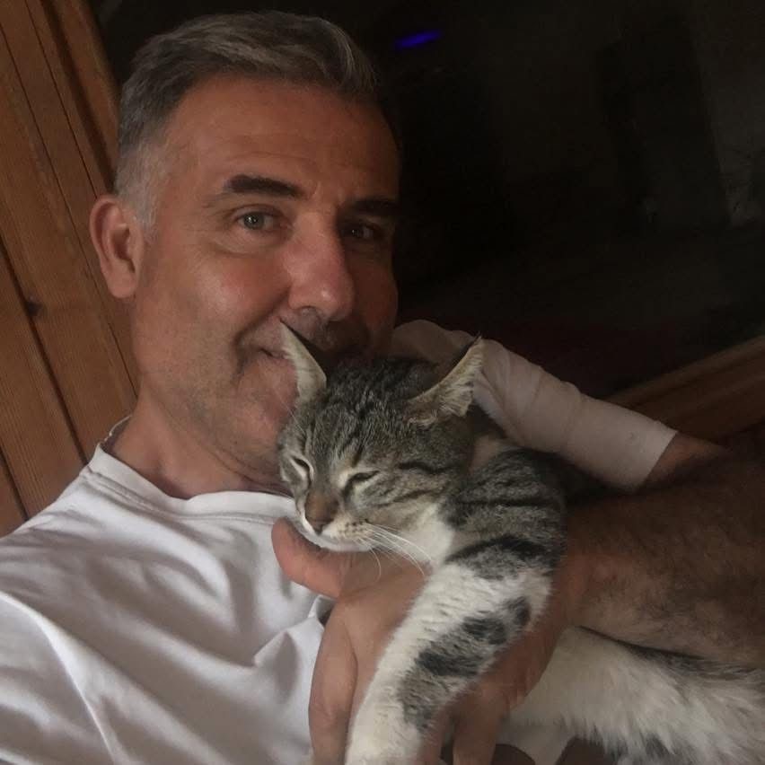 Antalya&rsquo;da sahibi olduğu markette tartıştığı 2 kişiyi &ouml;ld&uuml;ren cinayet zanlısı adliyeye sevk edildi
