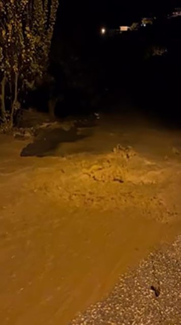 Alanya&rsquo;da DSİ&rsquo;ye ait sulama borusu patladı, park halindeki otomobil suyla birlikte portakal bah&ccedil;esine s&uuml;r&uuml;klendi
