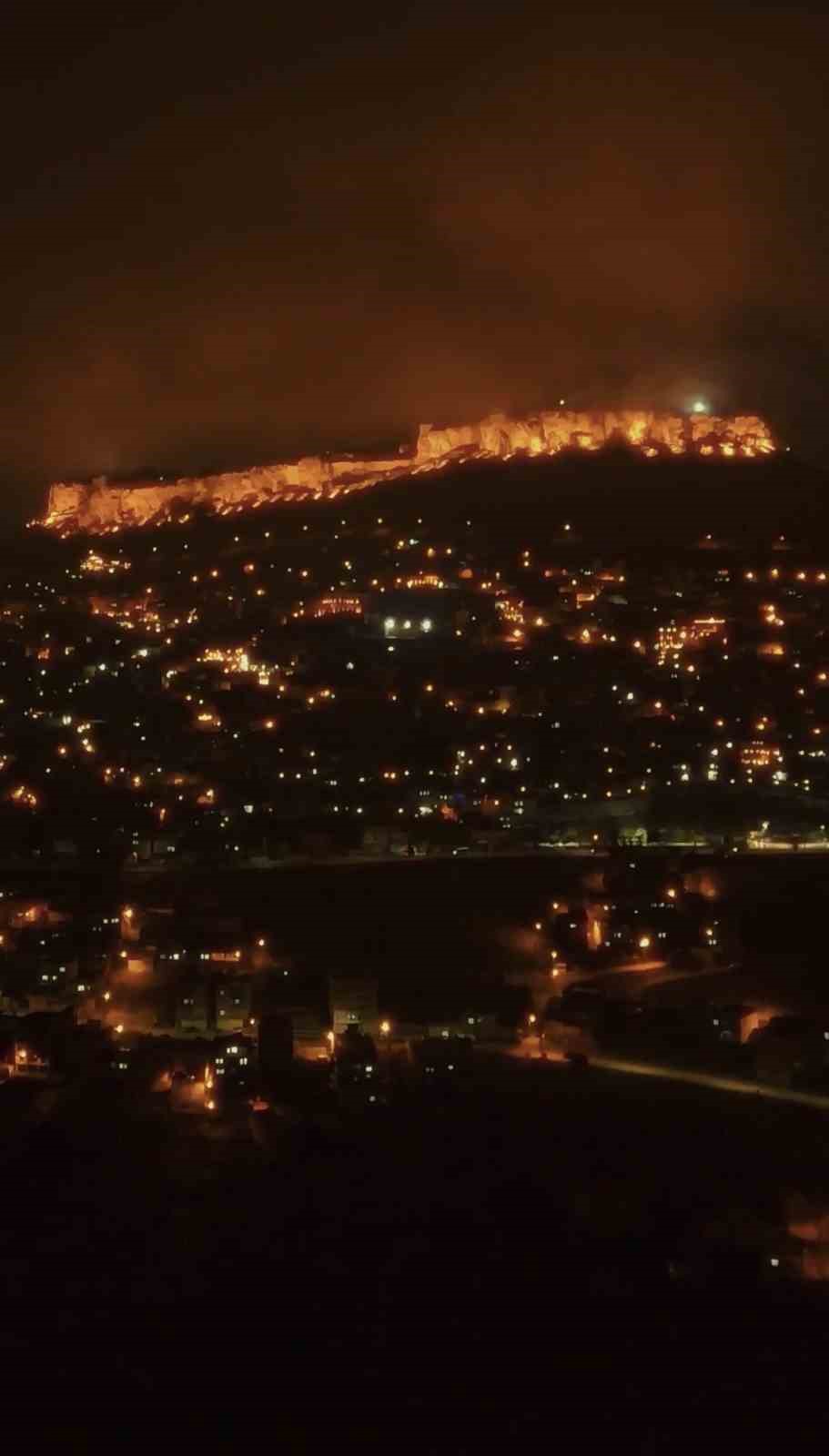 Sisle bütünleşen Mardin gecesi kartpostallık görüntüler oluşturdu