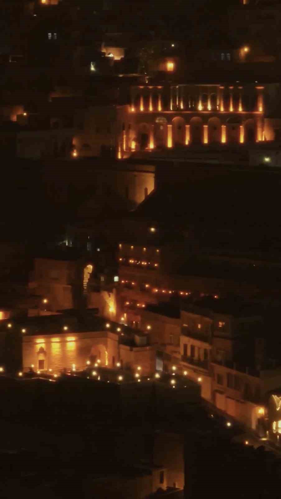 Sisle b&uuml;t&uuml;nleşen Mardin gecesi kartpostallık g&ouml;r&uuml;nt&uuml;ler oluşturdu
