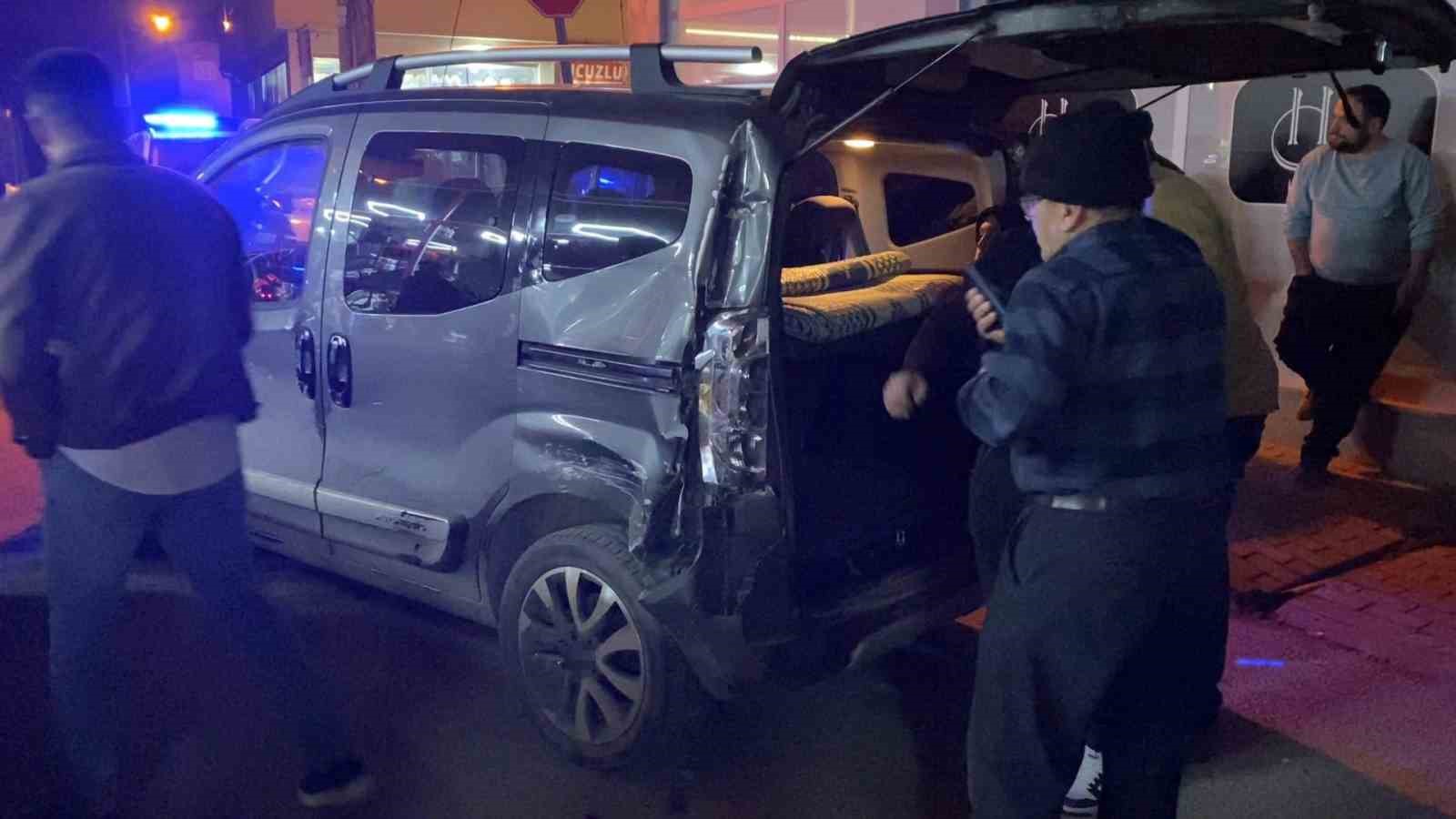 Kamyonet ile 3 araca çarptı, 2.49 promil alkollü olduğu tespit edildi