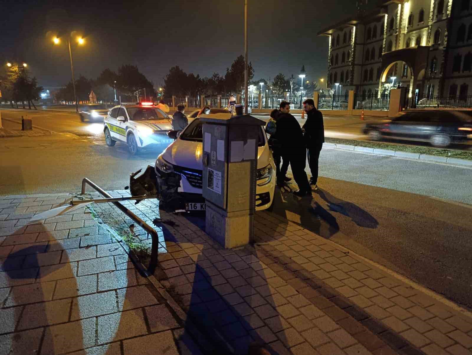 Kontrolü kaybedip trafik levhalarına çarptı: 1 yaralı