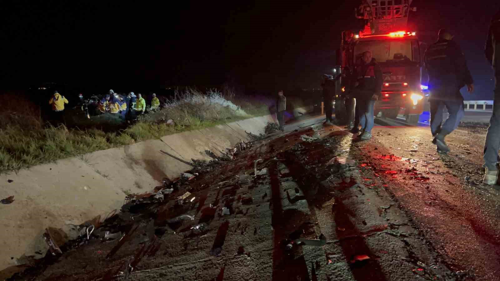 &Ccedil;anakkale&rsquo;de  5 kişinin &ouml;ld&uuml;ğ&uuml; kazada &ouml;lenlerin kimlikleri belli oldu
