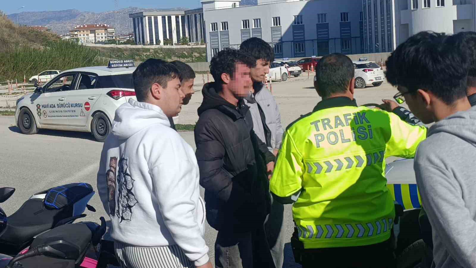 Küçük kıza çarpıp kaçtı, yüz metre ileride polise yakalandı