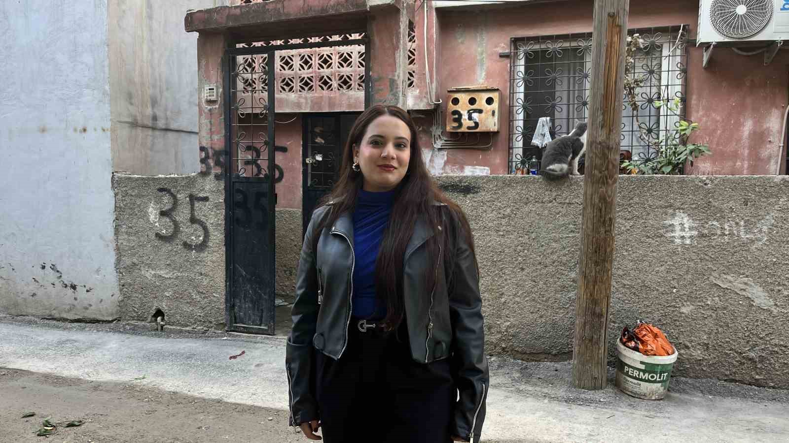 Kargoyu aracından inmeden bah&ccedil;eye fırlattı
