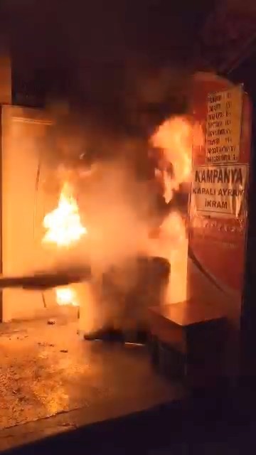 Elazığ’da yanan işletmenin yardımına esnaf yetişti