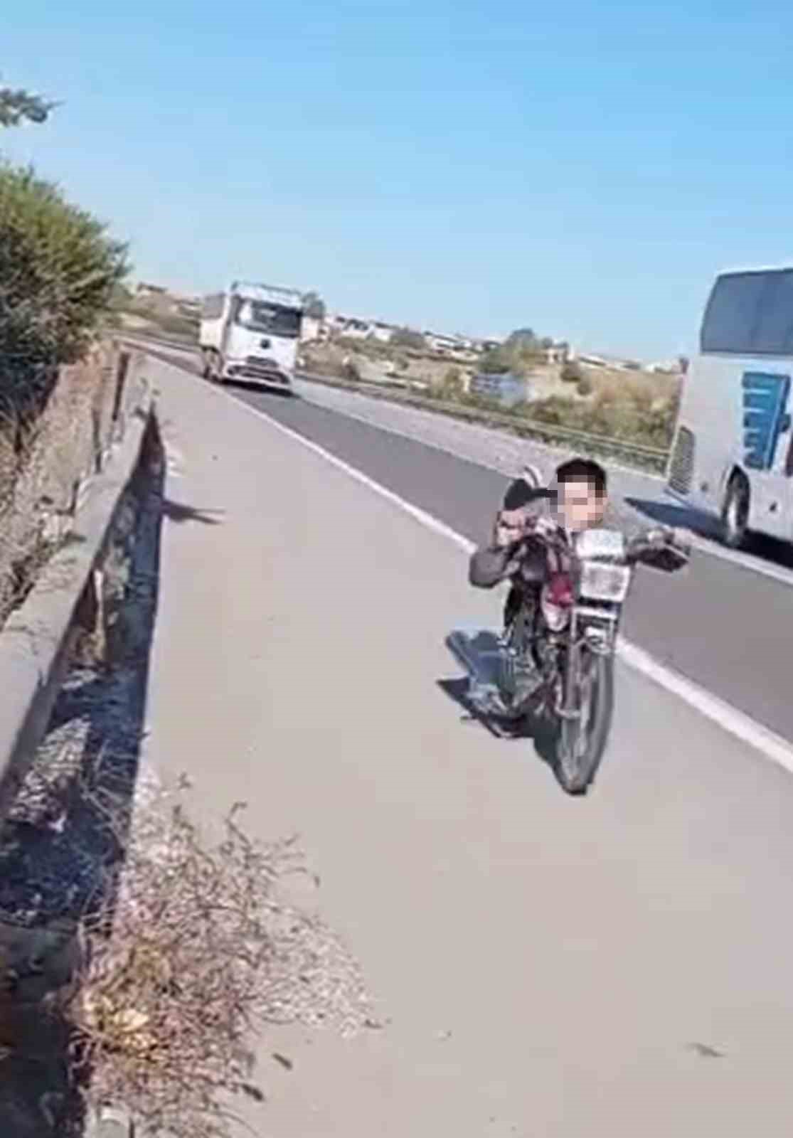 Otobanda motosikletin üzerine yatarak şov yapan sürücüye 63 bin TL ceza