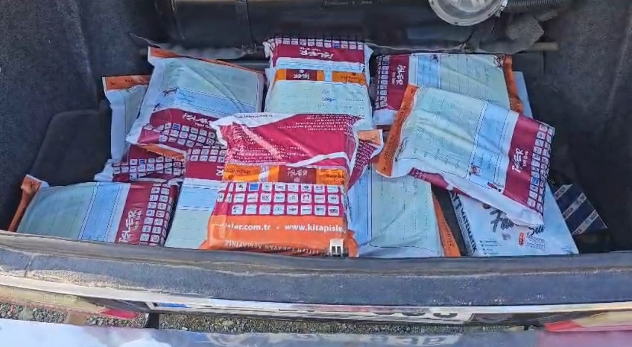 Hatay&rsquo;da depremzede &ouml;ğrencilere 8 bin &uuml;cretsiz deneme kitap&ccedil;ığı dağıtıldı
