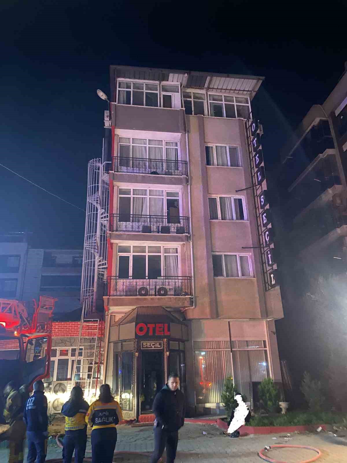Alaşehir&rsquo;de 5 katlı otelde korkutan yangın
