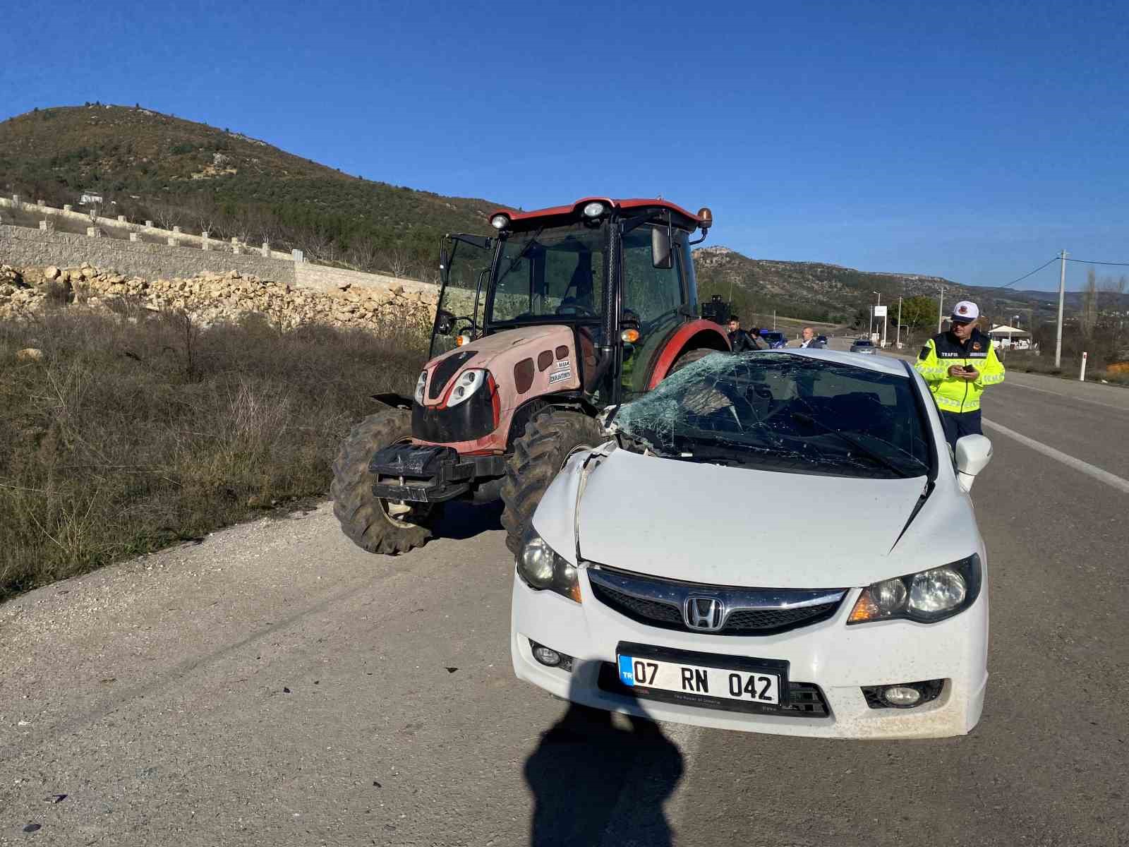 Otomobil ile trakt&ouml;r &ccedil;arpıştı; 3 yaralı
